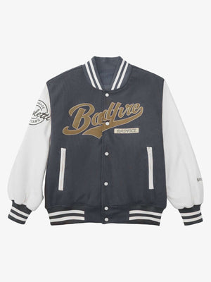 Graue Varsity Jacke mit Script-Stickerei – Anthrazit/Creme, Vorderseite flach | XoKool