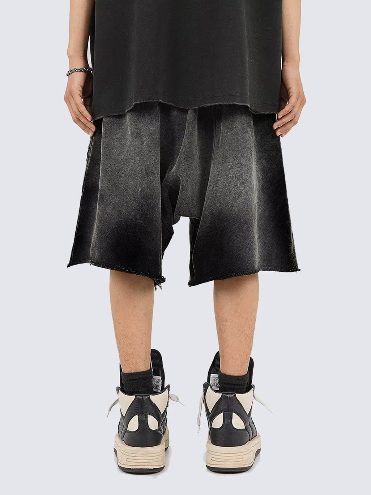 Shorts deportivos de tiro caído en negro desvaído – en modelo, frente | XoKool