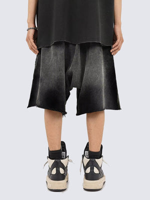 Shorts deportivos de tiro caído en negro desvaído – en modelo, frente | XoKool