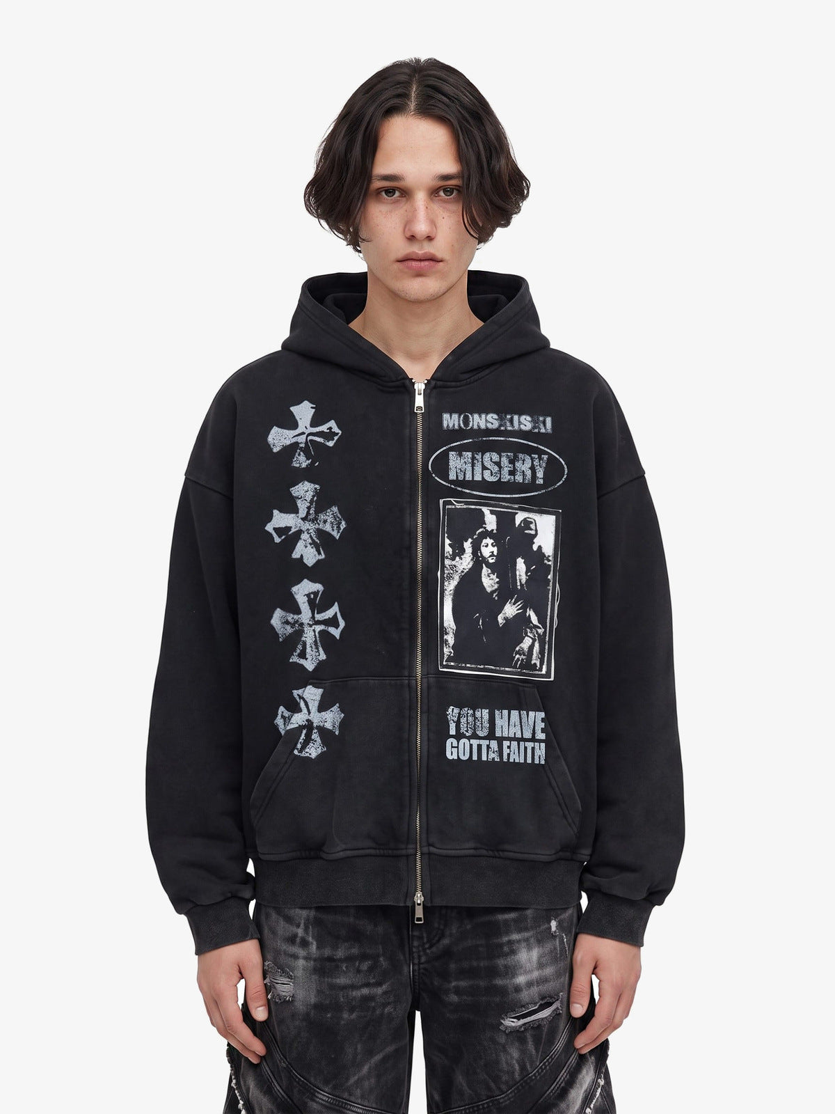 Faded Black Gothic Cross Zip Hoodie – am Model, vorne | XoKool