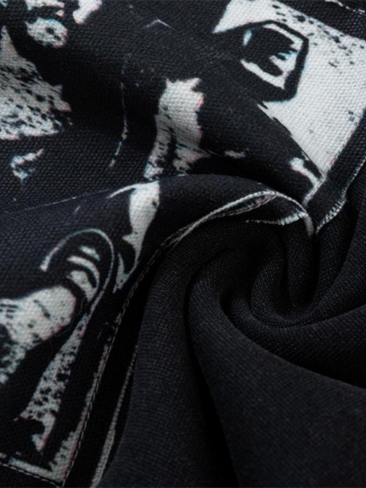Gothic Cross Zip Hoodie – Print und Stoff im Detail | XoKool