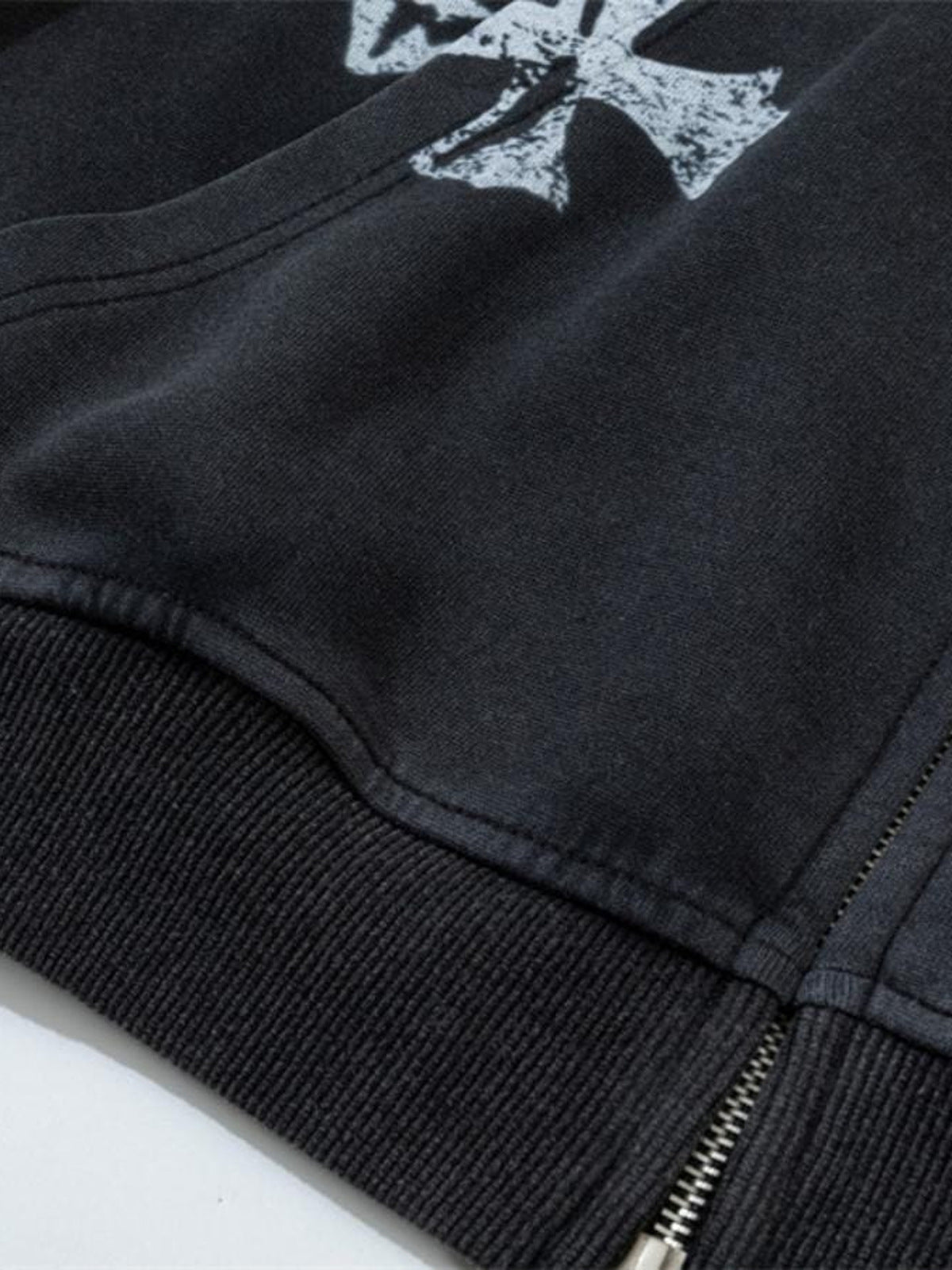 Gothic Cross Zip Hoodie – Reißverschluss und Saum im Detail | XoKool