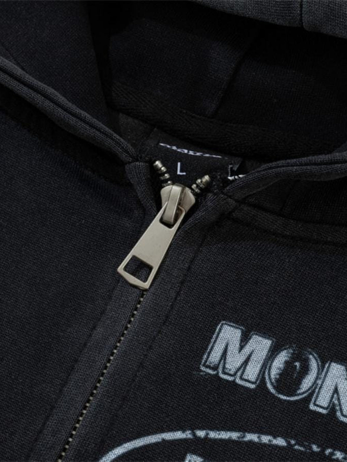 Gothic Cross Zip Hoodie – Reißverschluss und Halsetikett im Detail | XoKool