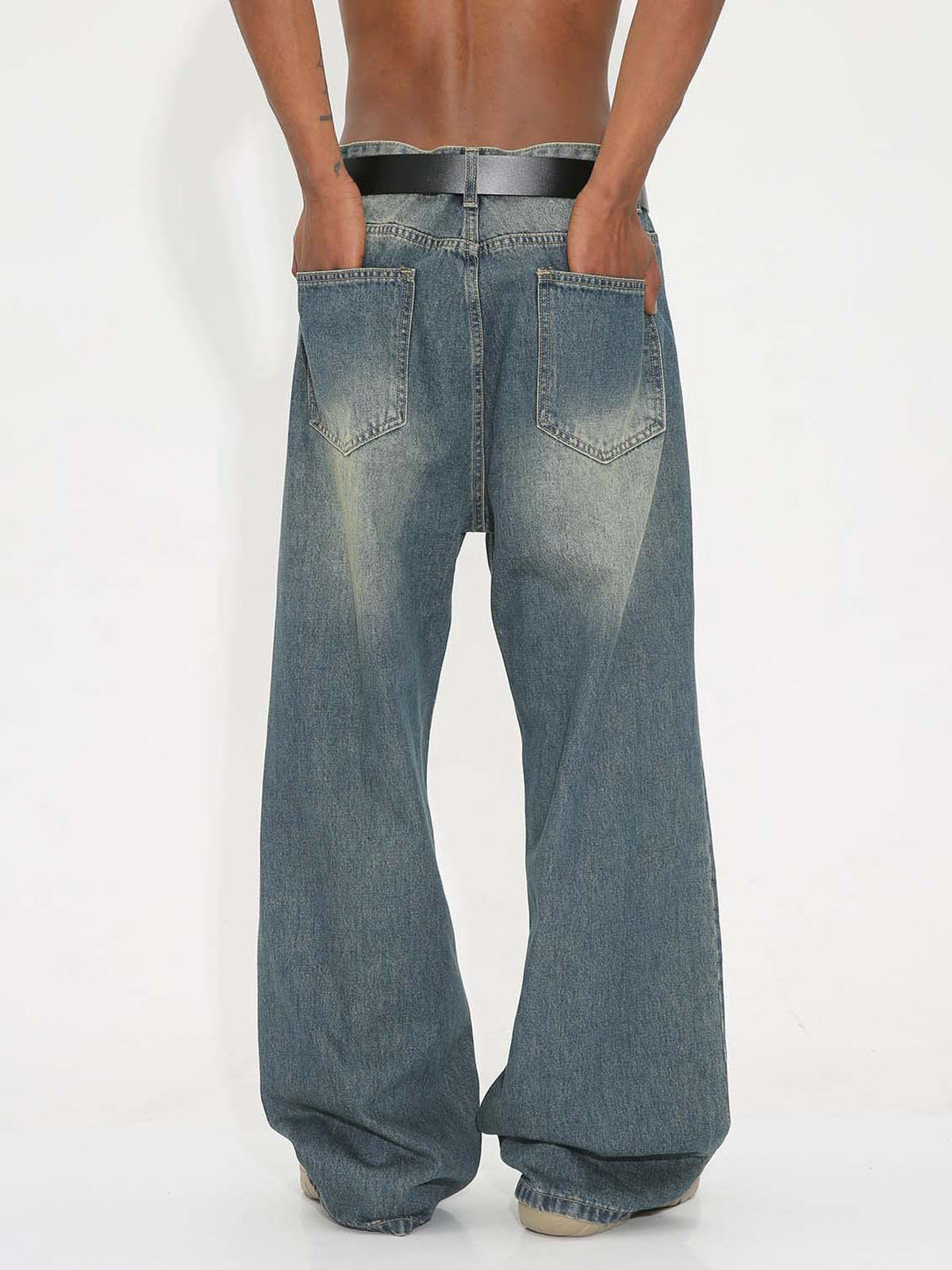 Faded Wide Leg Jeans in Vintage-Blau – am Model, von hinten | XoKool