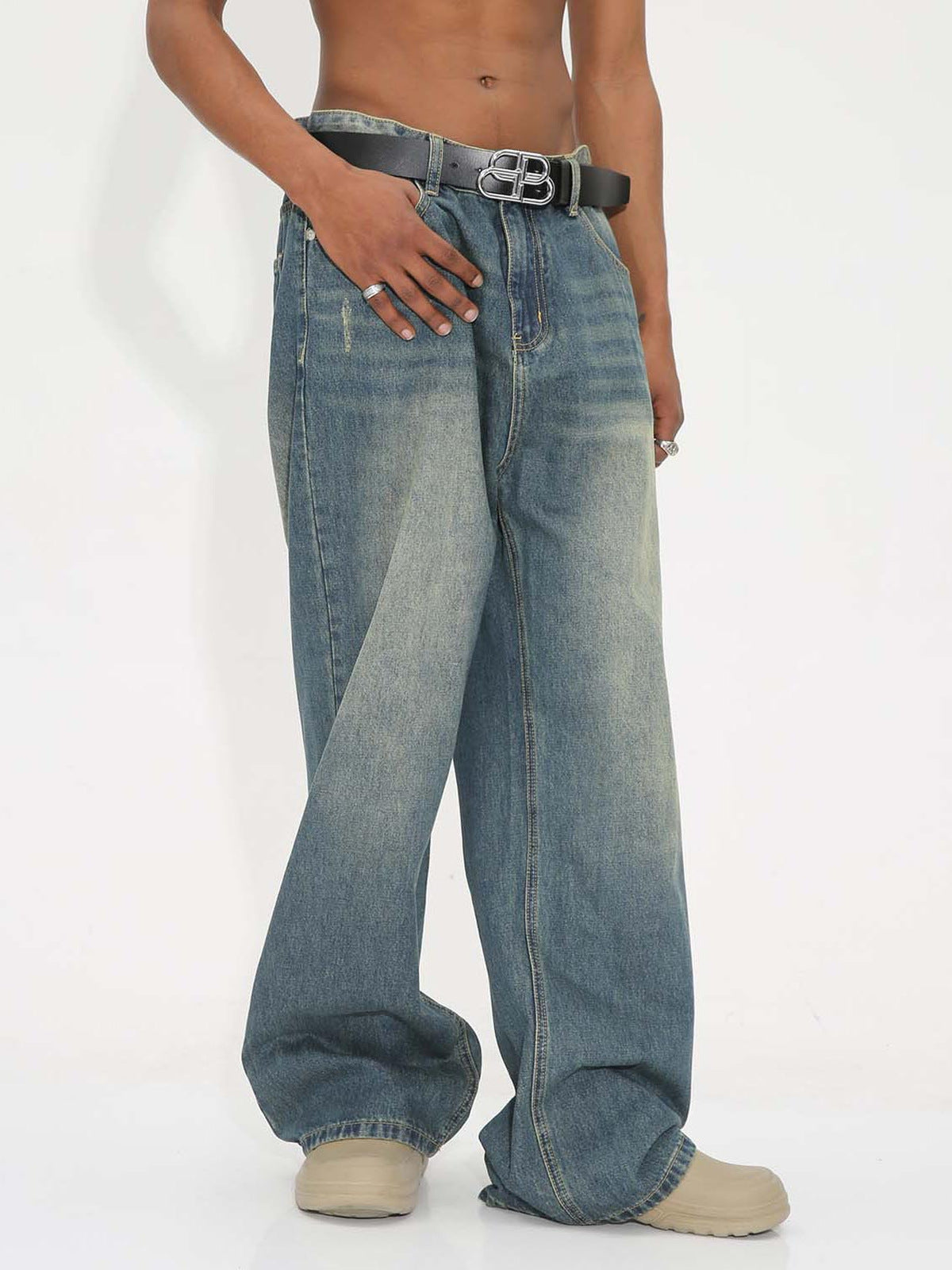 Faded Wide Leg Jeans in Vintage-Blau – am Model, von vorn im Dreiviertelprofil | XoKool