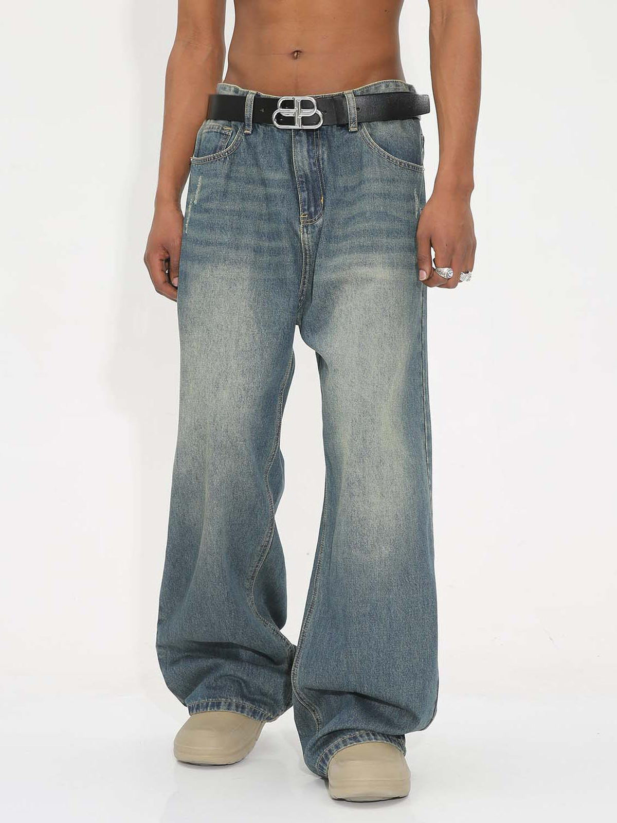 Faded Wide Leg Jeans in Vintage-Blau – am Model, von vorn | XoKool