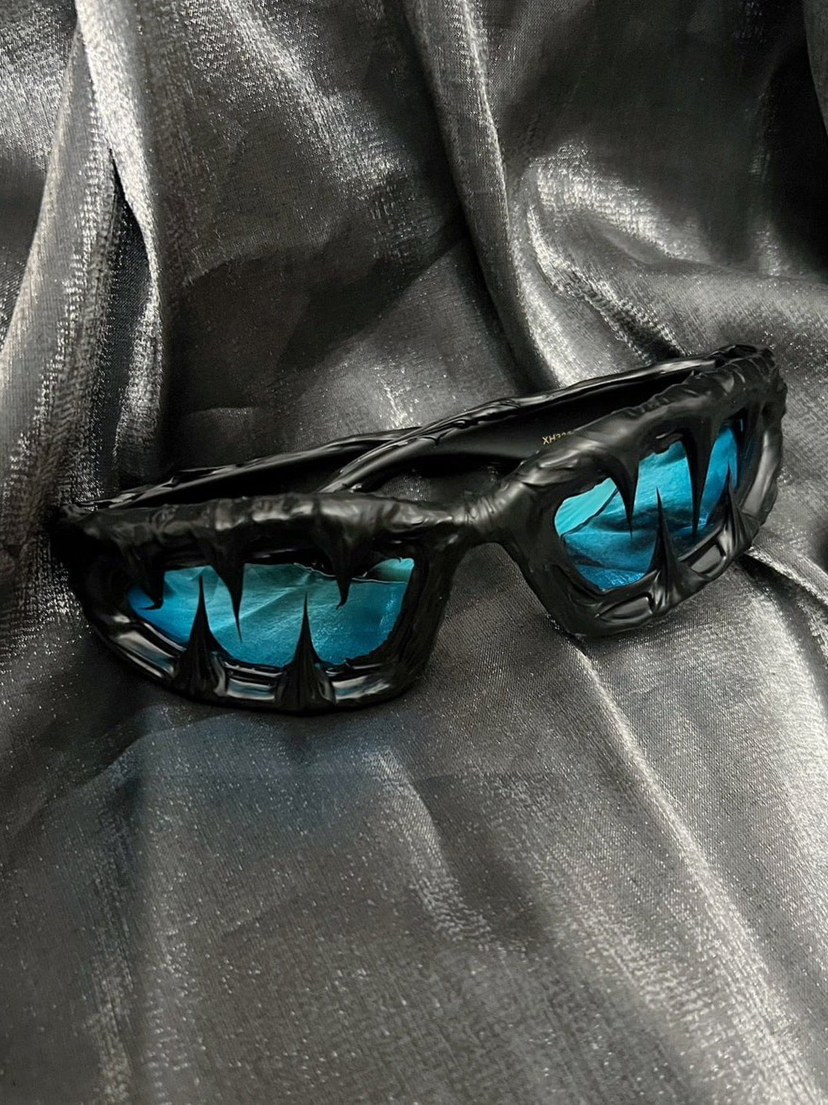 Sonnenbrille mit Fang-Rahmen und roten oder blauen Gläsern – blaue Gläser, Vorderansicht | XoKool