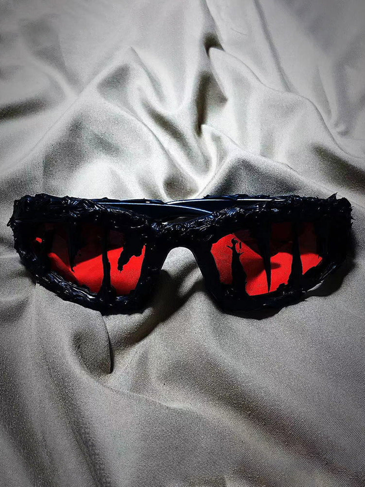 Sonnenbrille mit Fang-Rahmen und roten oder blauen Gläsern – rote Gläser, Vorderansicht | XoKool