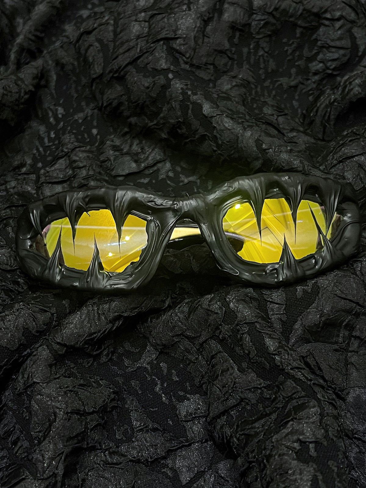 Sonnenbrille mit Fang-Rahmen und roten oder blauen Gläsern – gelbe Gläser, Vorderansicht | XoKool