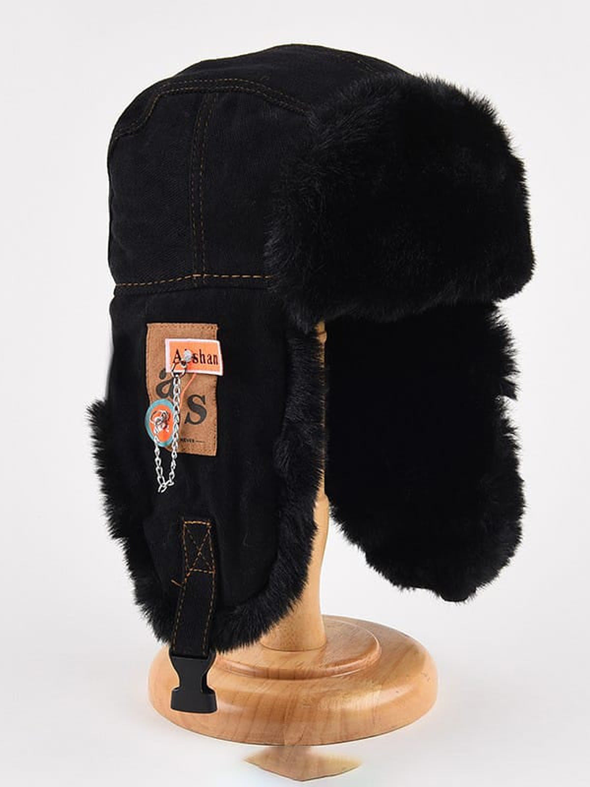 Gorro de trampero de piel sintética con parches y cadena – negro, en soporte | XoKool