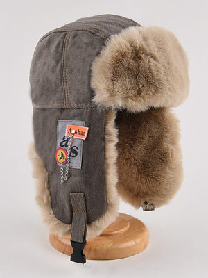 Gorro trapper de piel sintética con parches y cadena – gris, sobre soporte | XoKool