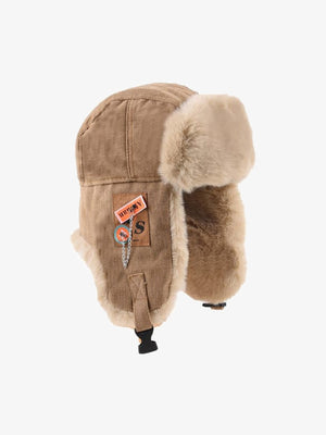 Gorro trapper de piel sintética con parches y cadena – caqui, vista lateral | XoKool
