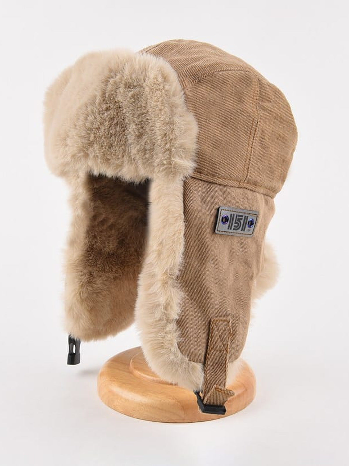 Gorro trapper de piel sintética – caqui, lateral con parche | XoKool