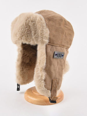 Gorro trapper de piel sintética – caqui, lateral con parche | XoKool