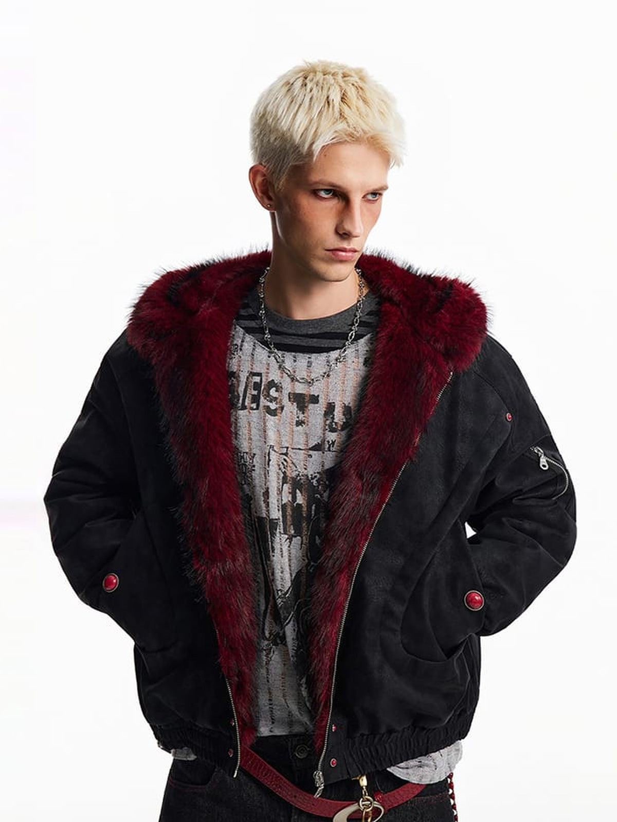 Bomberjacke in Wildleder-Optik mit roter Kunstfell-Kapuze – am Model, Vorderansicht | XoKool