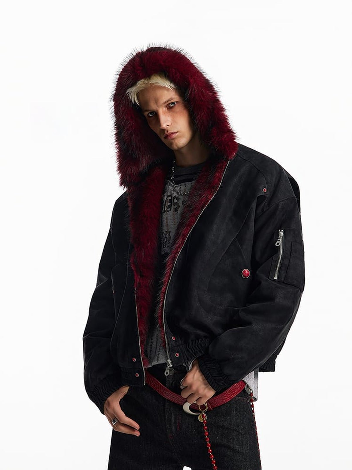 Kunstwildleder Bomberjacke mit roter Kunstfellkapuze – am Model, Kapuze oben | XoKool