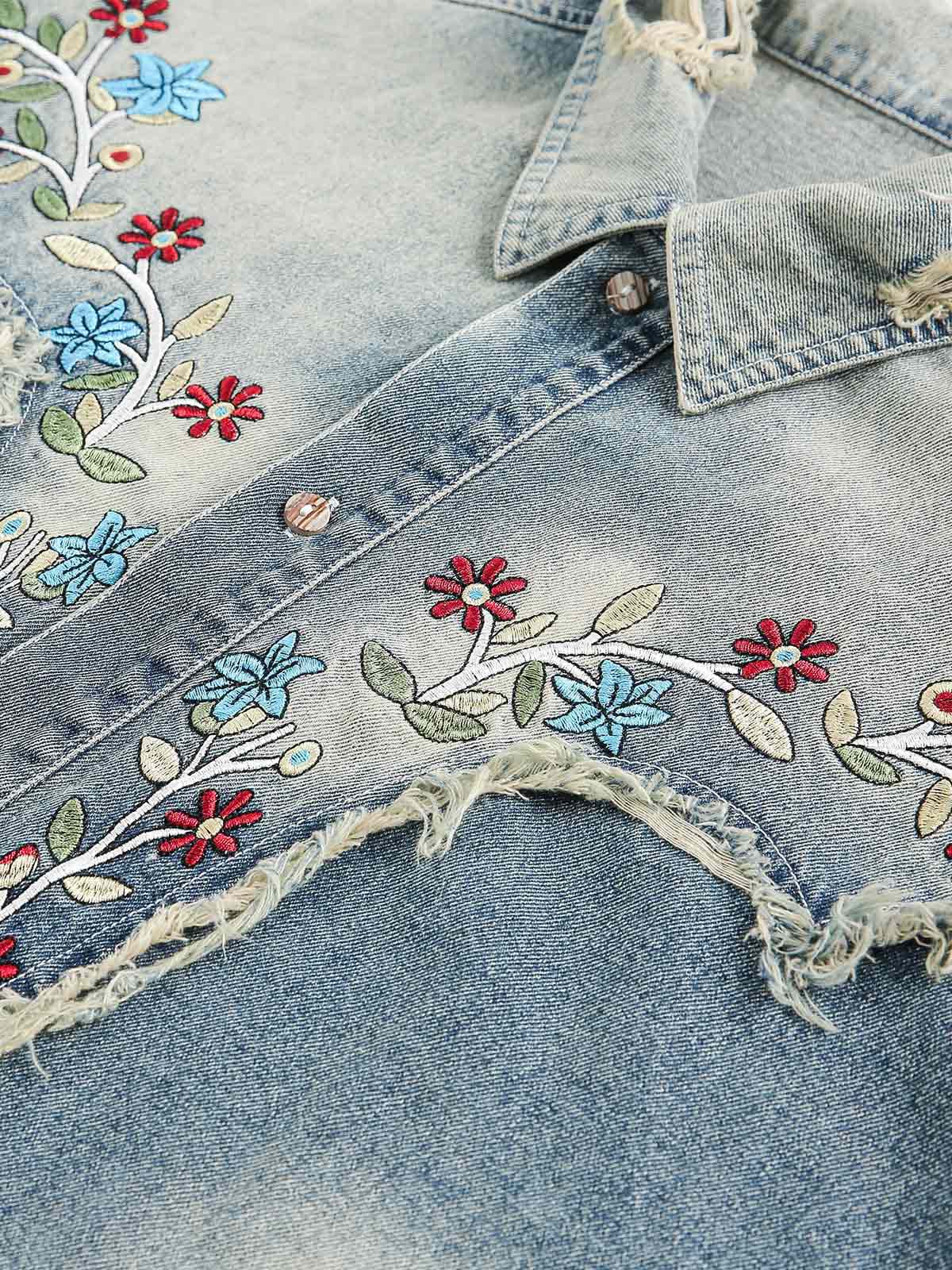 Distressed Jeanshemd mit Blumenstickerei – bestickte Passe in Nahaufnahme | XoKool