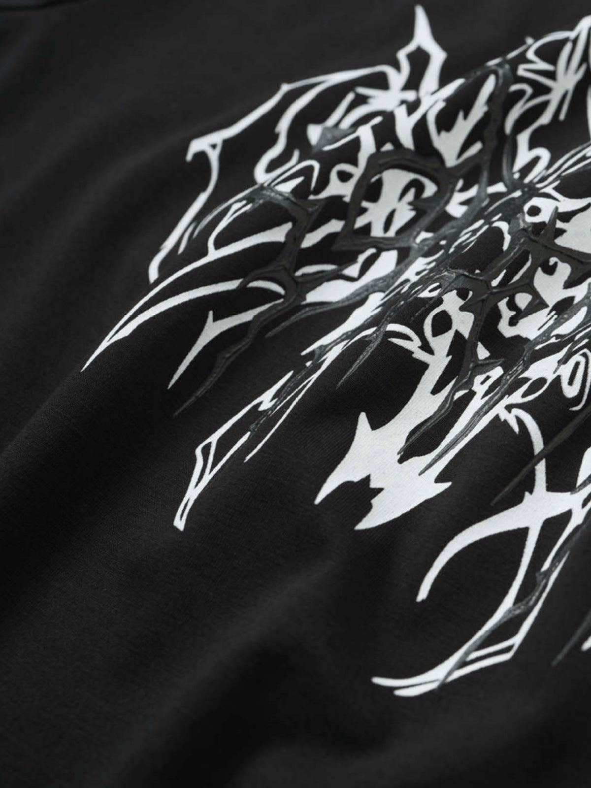 Tribal-T-Shirt mit Stehkragen – Nahaufnahme des schwarzen Prints | XoKool