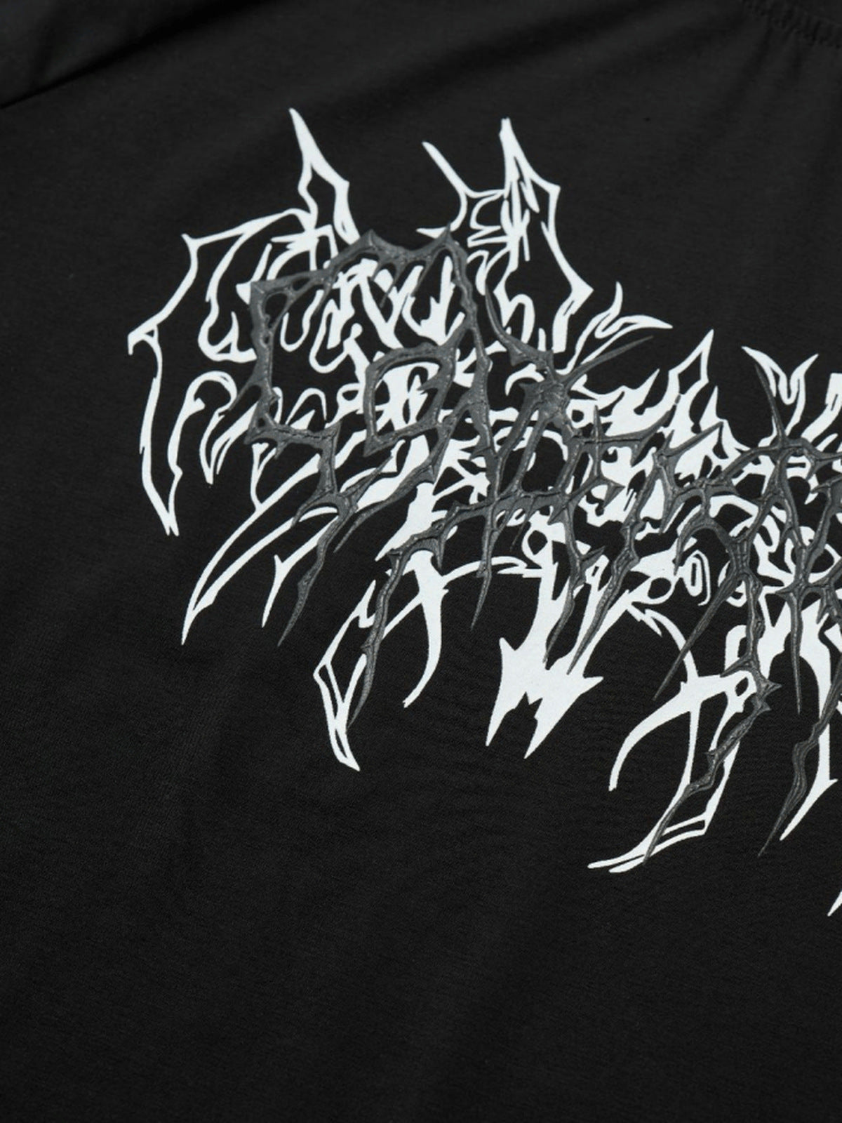 Tribal-T-Shirt mit Stehkragen – Nahaufnahme des schwarzen Prints | XoKool