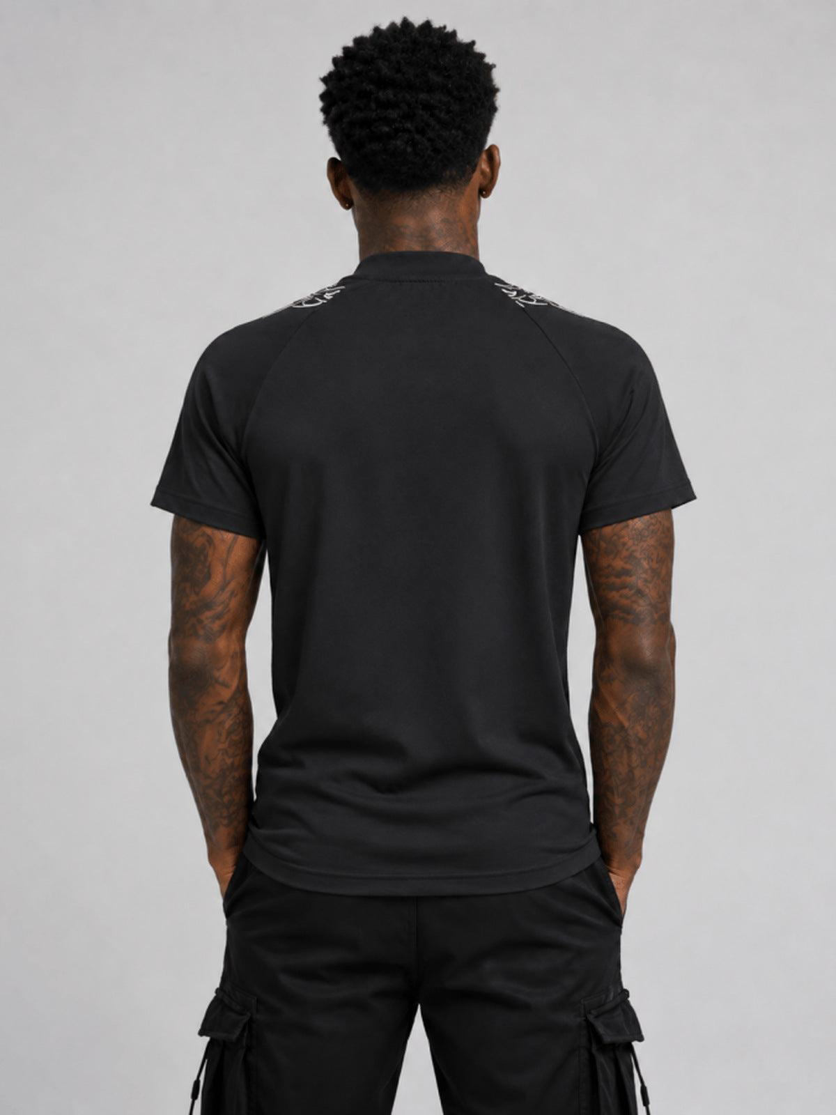Tribal-T-Shirt mit Stehkragen – am Model, Schwarz, hinten | XoKool