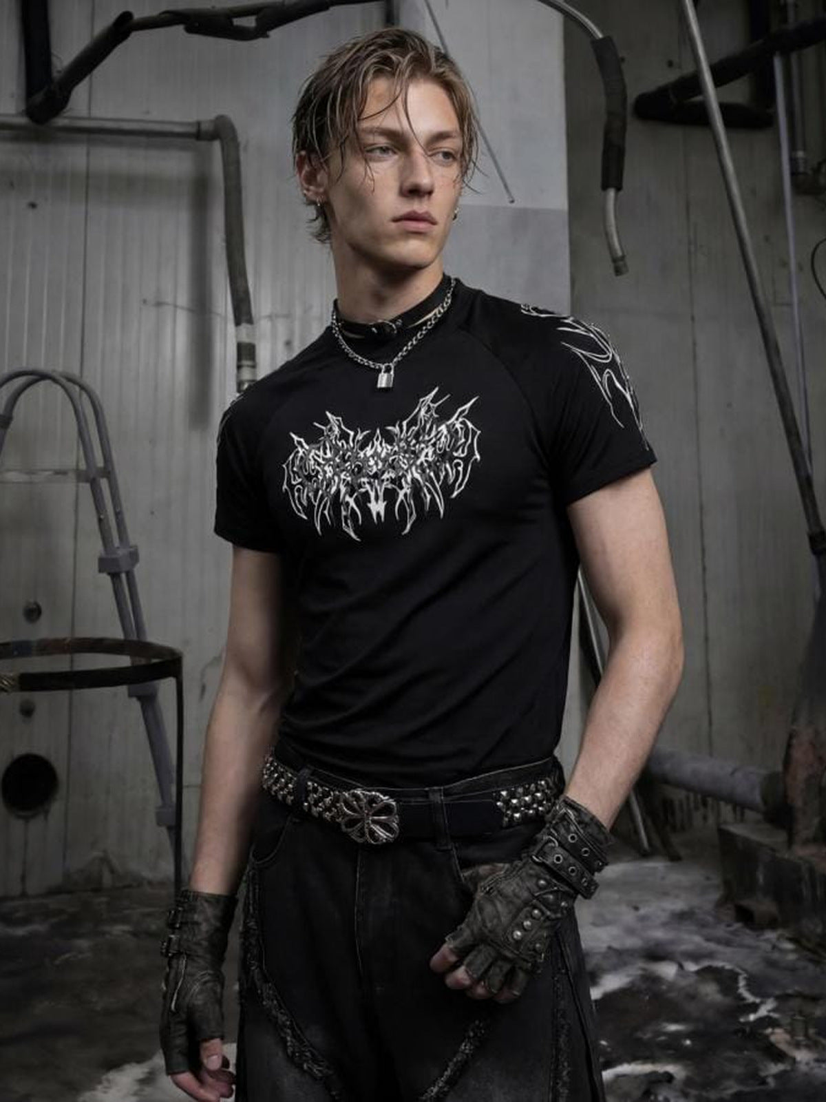 Tribal-T-Shirt mit Stehkragen – am Model, Schwarz, vorne | XoKool