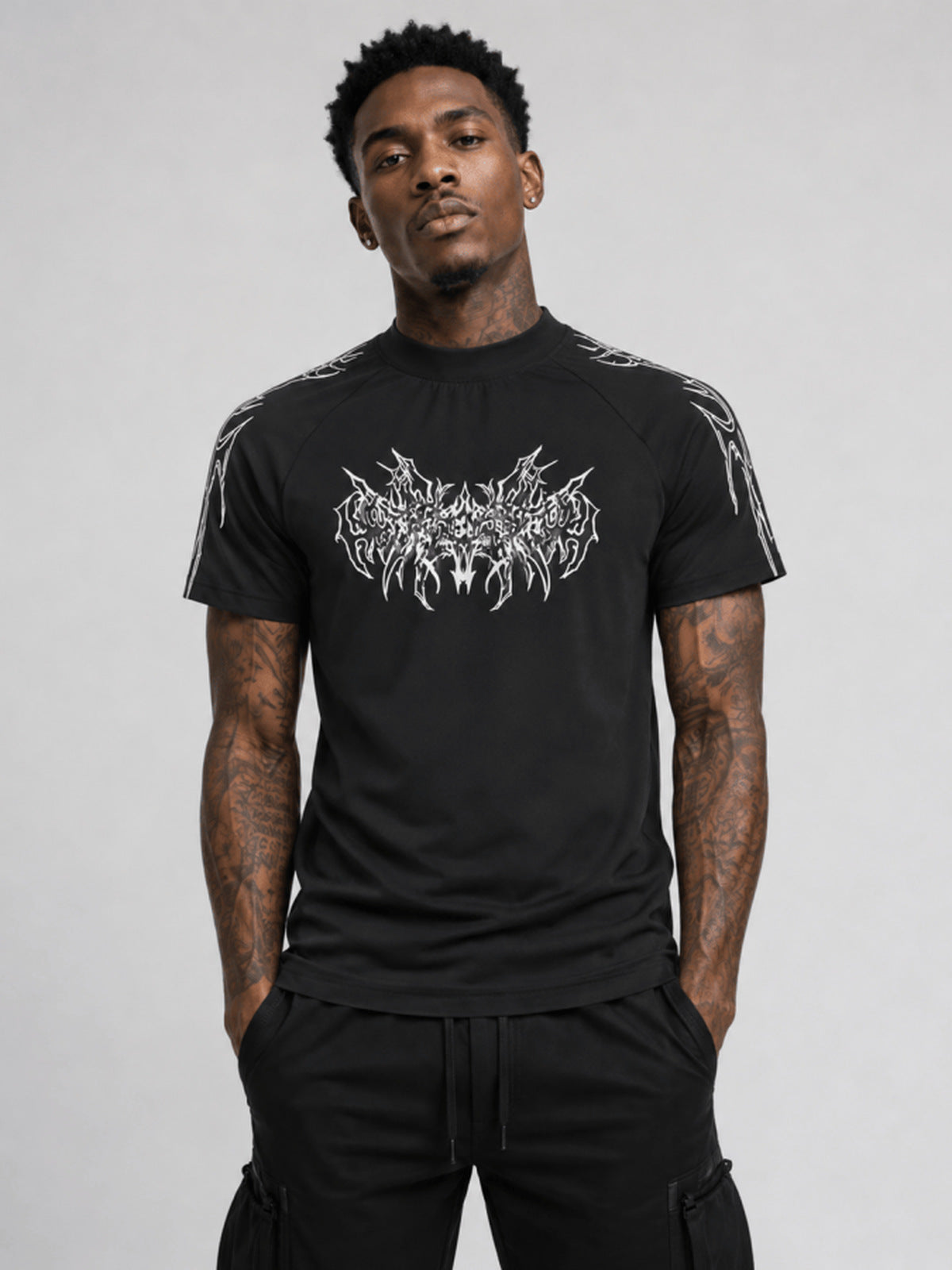 Enges Raglan-T-Shirt mit Stehkragen und Tribal-Print – am Model, Schwarz, vorne | XoKool