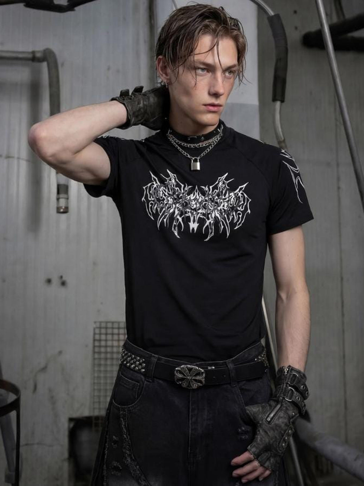 Tribal-T-Shirt mit Stehkragen – am Model, Schwarz, gestylt | XoKool
