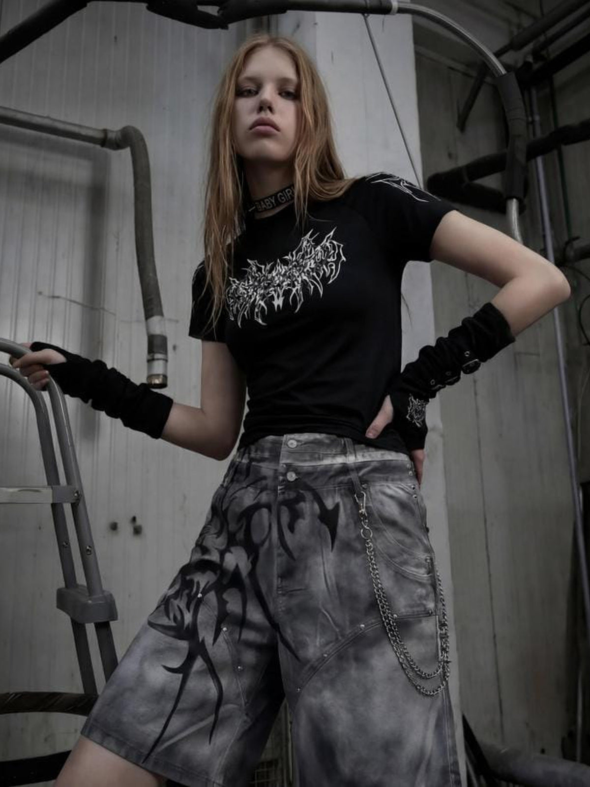 Tribal-T-Shirt mit Stehkragen – am Model, Schwarz, gestylt | XoKool