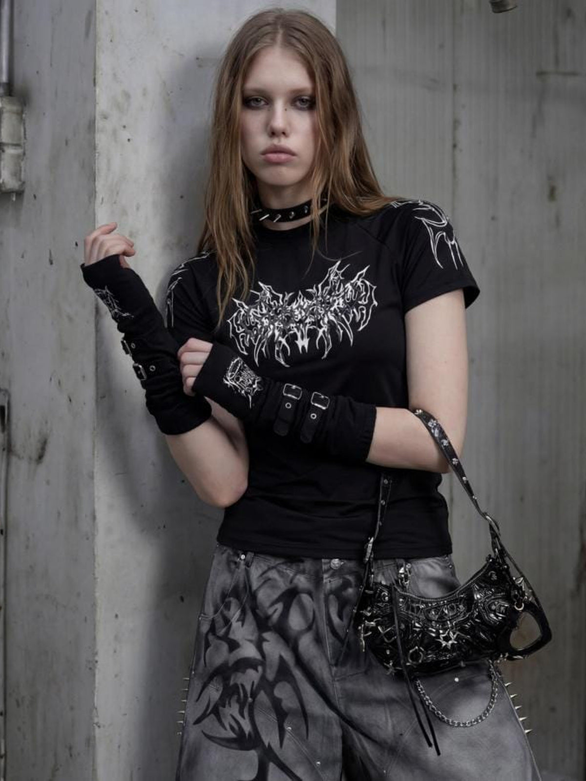Tribal-T-Shirt mit Stehkragen – am Model, Schwarz, gestylt | XoKool