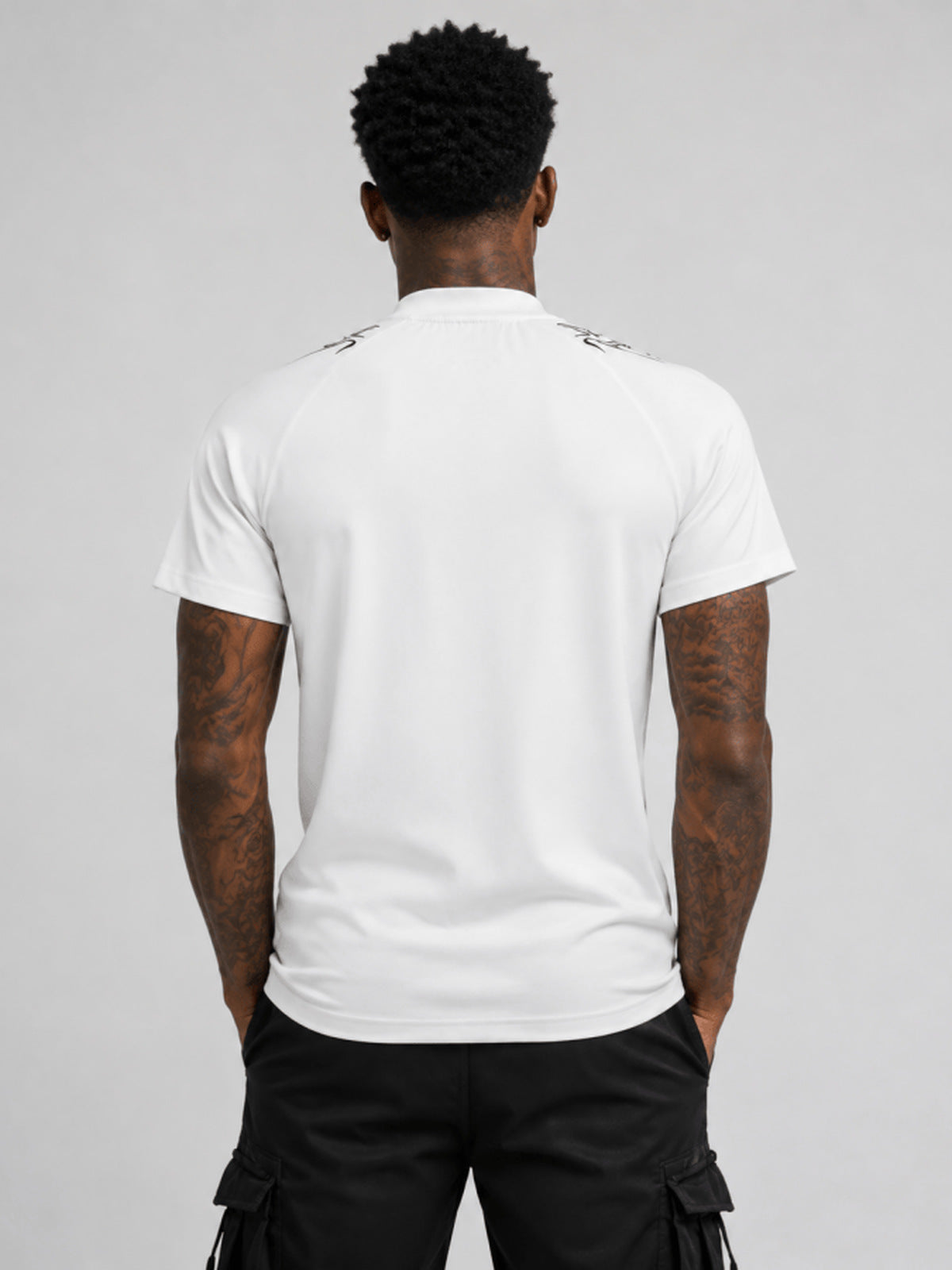 Tribal-T-Shirt mit Stehkragen – am Model, Weiß, hinten | XoKool