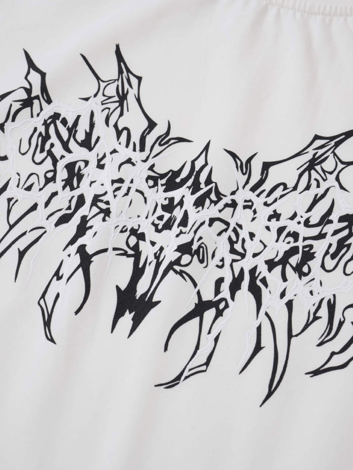 Tribal-T-Shirt mit Stehkragen – Nahaufnahme des weißen Prints | XoKool