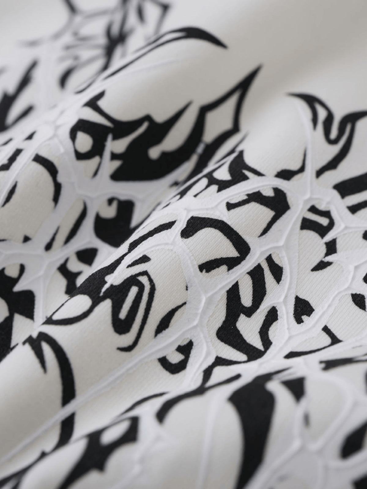Tribal-T-Shirt mit Stehkragen – Nahaufnahme des weißen Prints | XoKool