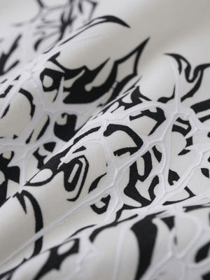 Tribal-T-Shirt mit Stehkragen – Nahaufnahme des weißen Prints | XoKool