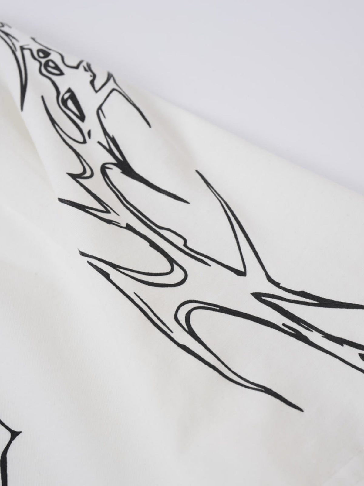 Tribal-T-Shirt mit Stehkragen – Nahaufnahme des weißen Schulterstreifens | XoKool