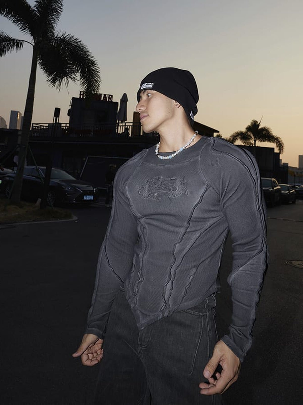 Tailliertes Longsleeve mit Paneelen und spitzem Saum – Streetstyle-Foto, Anthrazit | XoKool