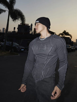 Camiseta de manga larga ajustada con paneles y bajo en punta – foto urbana, gris carbón | XoKool