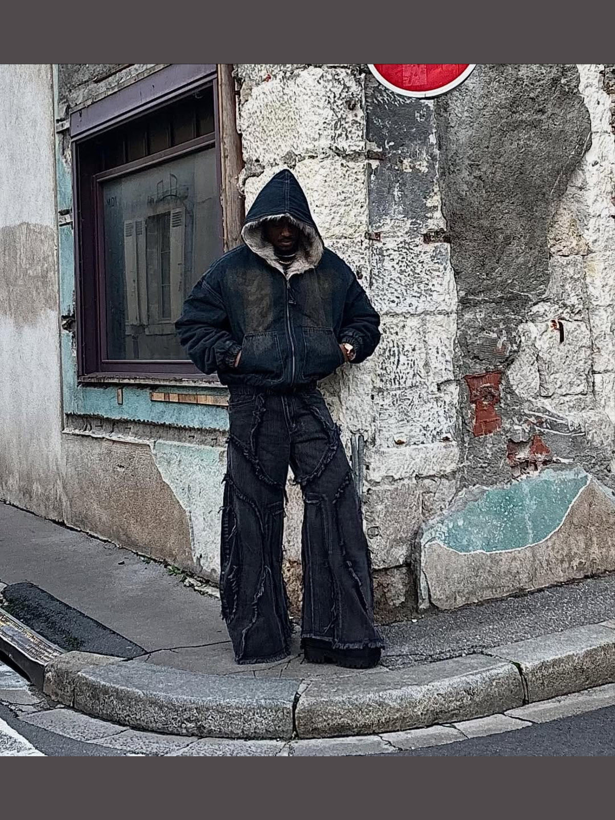 Jeans acampanados (flare) negros deshilachados con costuras de paneles – foto urbana, frente | XoKool
