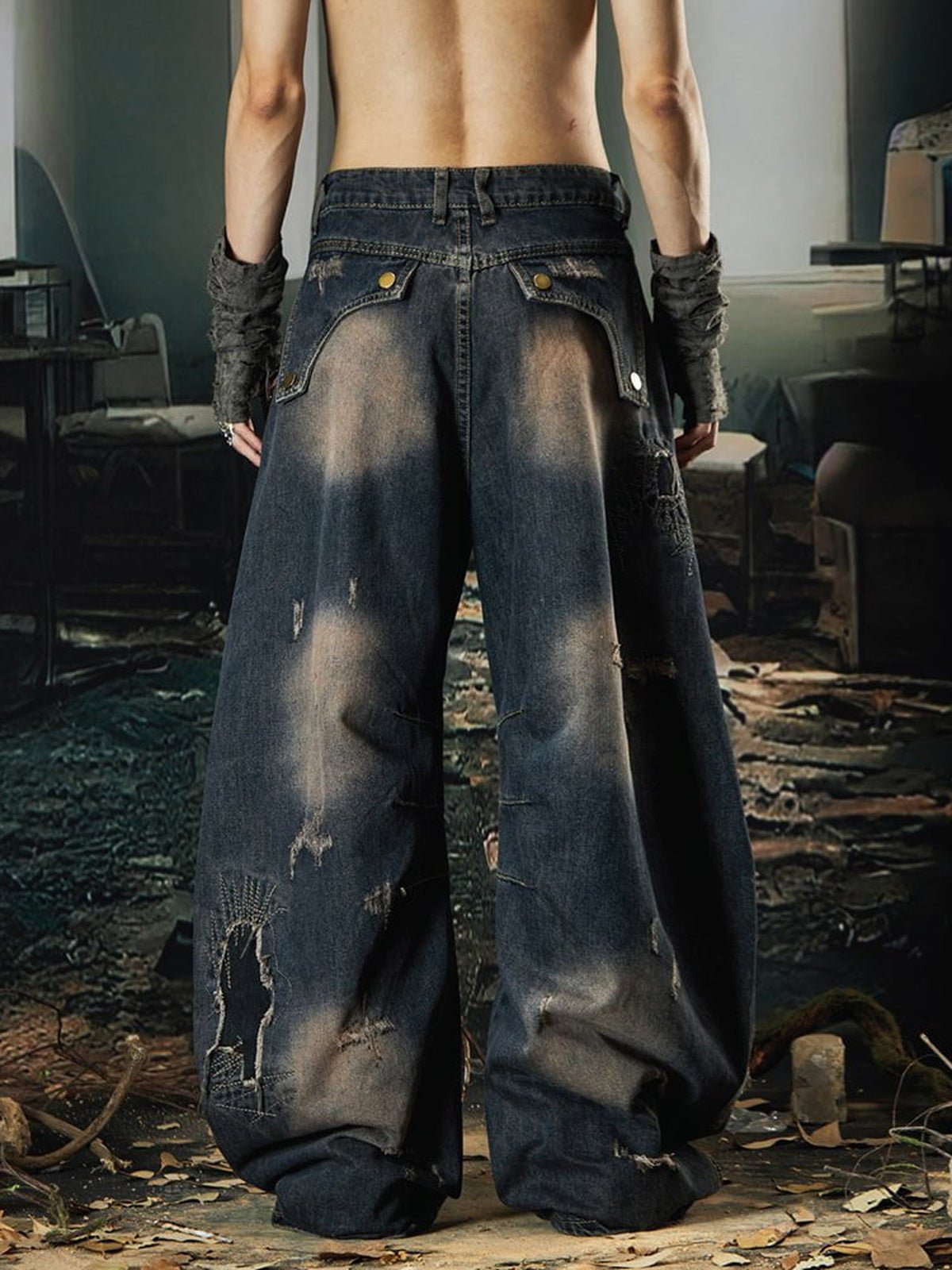 Ausgefranste Deconstructed Barrel Jeans in Dirty Wash – am Model, Rückansicht | XoKool