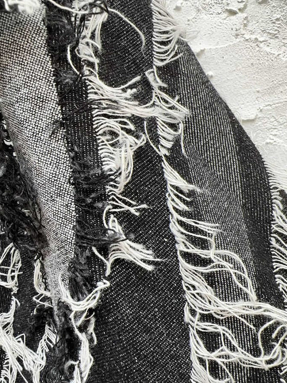 Denim shoulder bag – Frayed fabric close-up | XoKool
