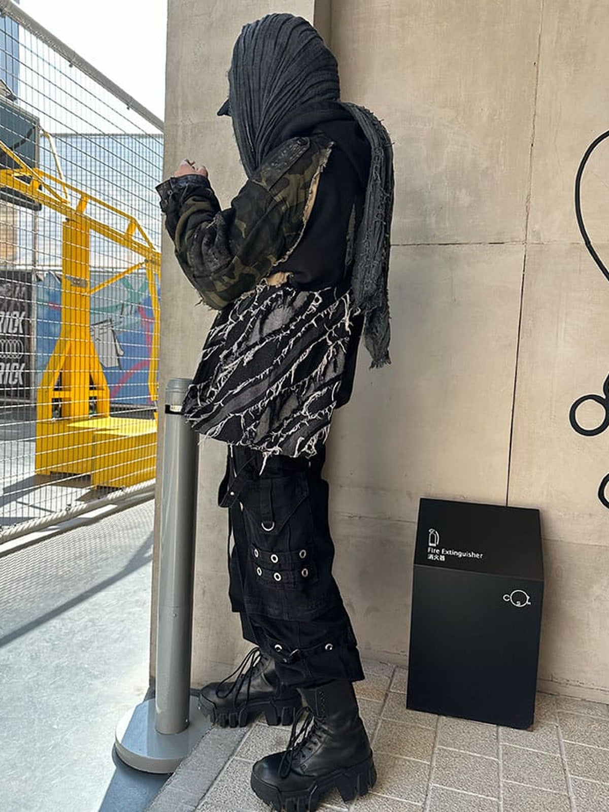 Hobo Umhängetasche aus Patchwork-Denim mit Fransen – am Model, stehend auf der Straße | XoKool