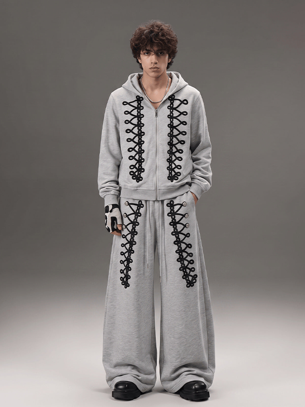 Balloon Jogginghose – Grau, Vorderseite am Model mit passender Jacke | XoKool