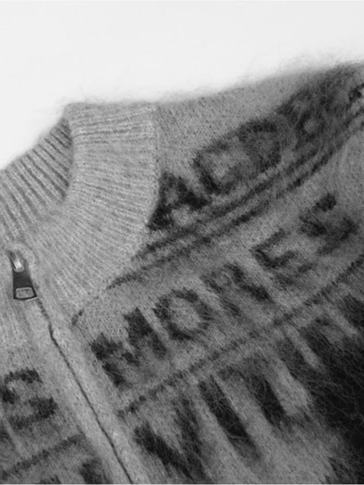 Cárdigan con cierre y silueta – Gris, detalle del cuello y la cremallera | XoKool