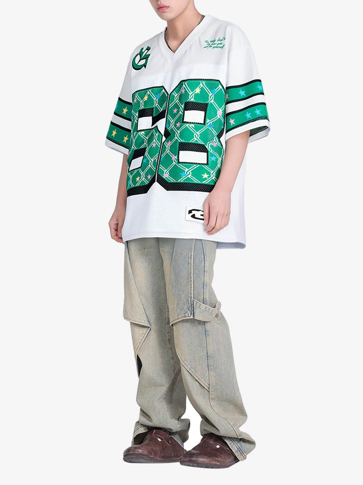 Weißes Mesh Football-Trikot mit grünem 68-Print – am Model, seitlich | XoKool