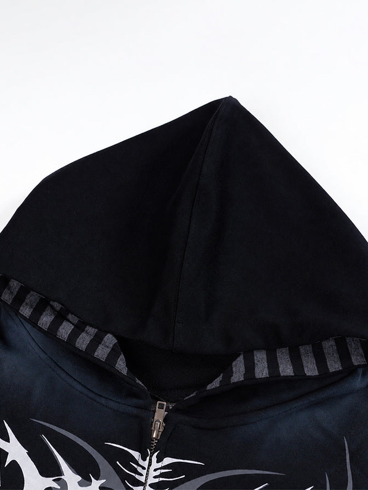 Gothic Zip Hoodie – Kapuze und gestreiftes Futter im Detail | XoKool