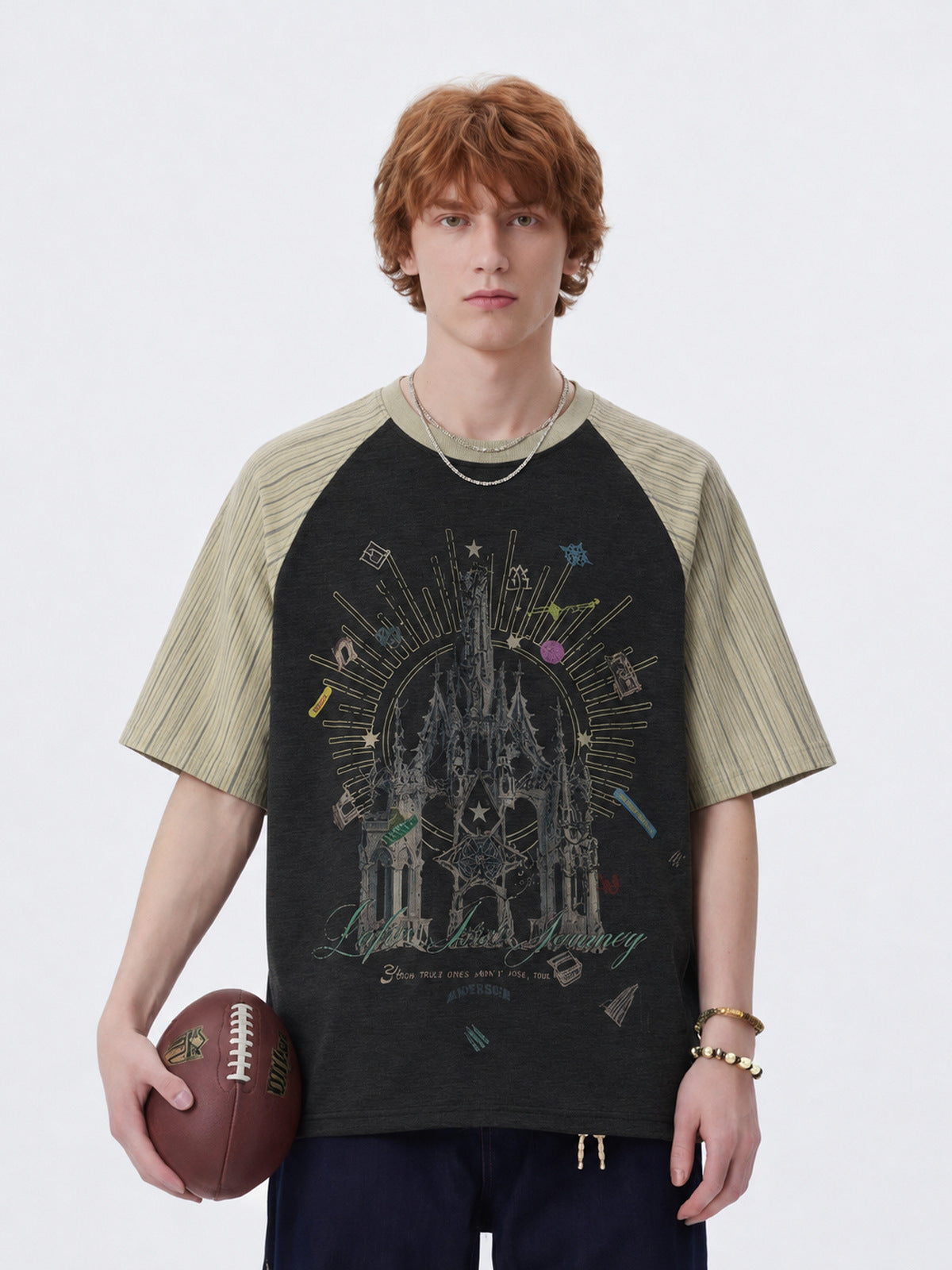 Gothic Cathedral Raglan T-Shirt mit Kontrastärmeln – am Model, Vorderansicht | XoKool