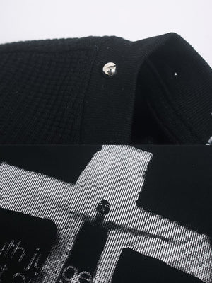 Camiseta de manga larga gótica con cruz – negra, detalle de las tachuelas del cuello y el estampado | XoKool