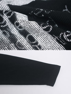 Camiseta de manga larga gótica con cruz – detalle de la textura del estampado y la manga | XoKool