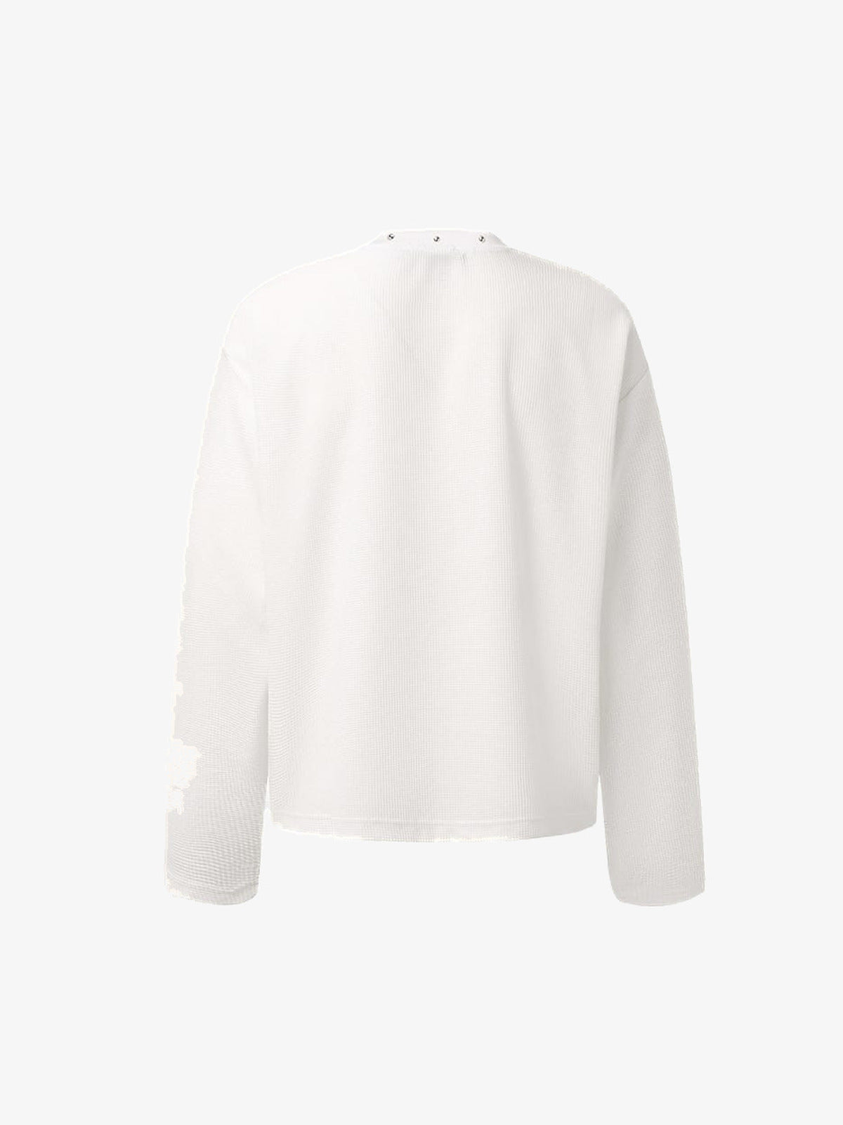 Camiseta de manga larga gótica de tela waffle con cruz y tachuelas – blanca, vista trasera | XoKool