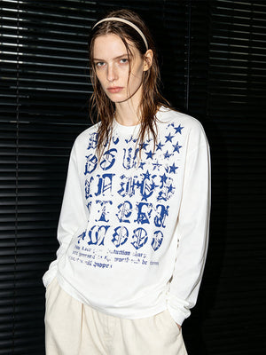 Gothic Longsleeve mit Buchstaben und Sternen – am Model, Weiß, von vorn | XoKool