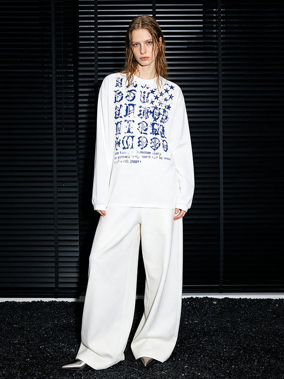 Gothic Buchstaben-Longsleeve – am Model, Weiß, Ganzkörper | XoKool